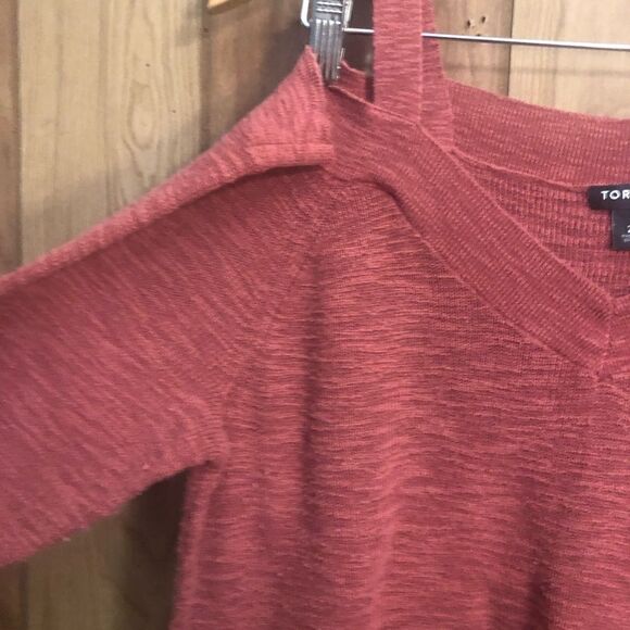 Torrid Cold Shoulder Dusty Rose Pullover Sweater. Size 2 - Picture 3 of 6